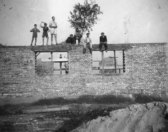 Schwarz-Weiss-Bild einer Baustelle